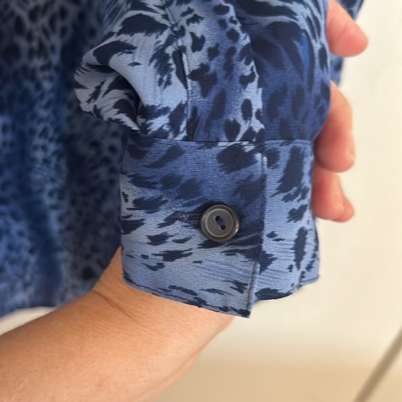 Principles VGUC semi sheer blue animal print button down blouse, size 13. Poly. - Picture 5 of 5
